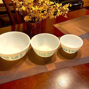 Vintage Pyrex mixing bowl set